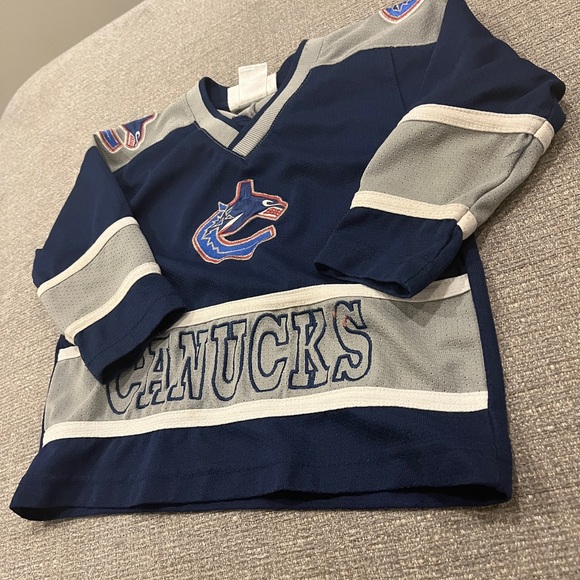 Canucks Jersey - 2T - Picture 2 of 5